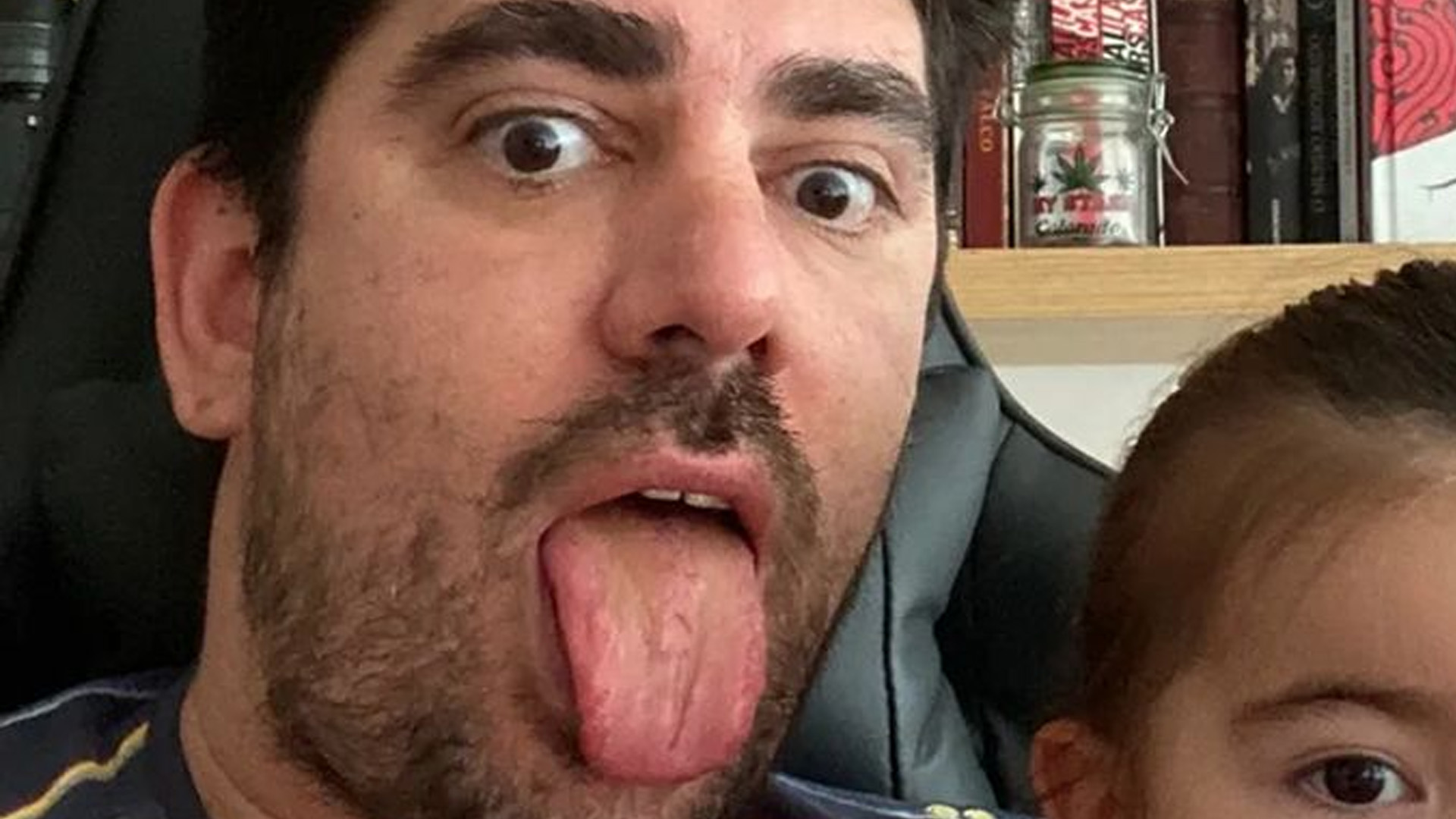 O tempo voou! Marcelo Adnet posa com filha de dois anos e impressiona: “Tá gigante”