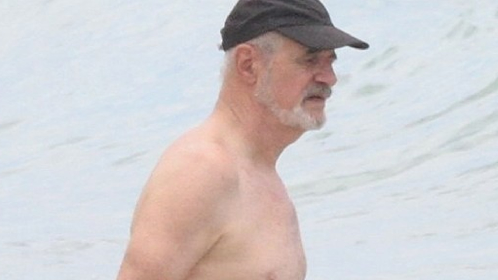 Aos 70 anos, Marcos Caruso é flagrado de sunga na praia e ostenta corpo em forma