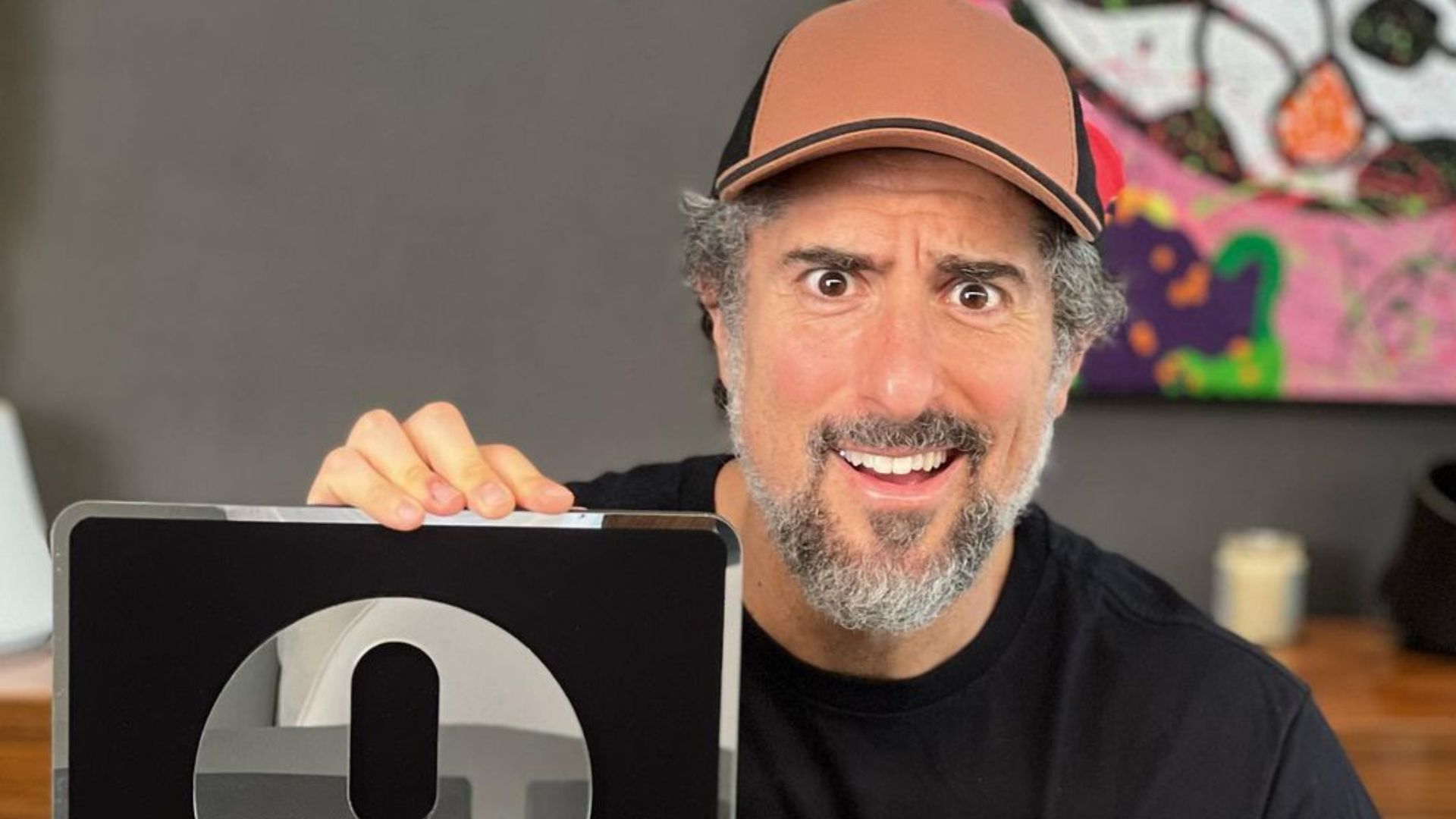 Marcos Mion aparece irreconhecível em sua estreia como apresentador: “O tamanho”