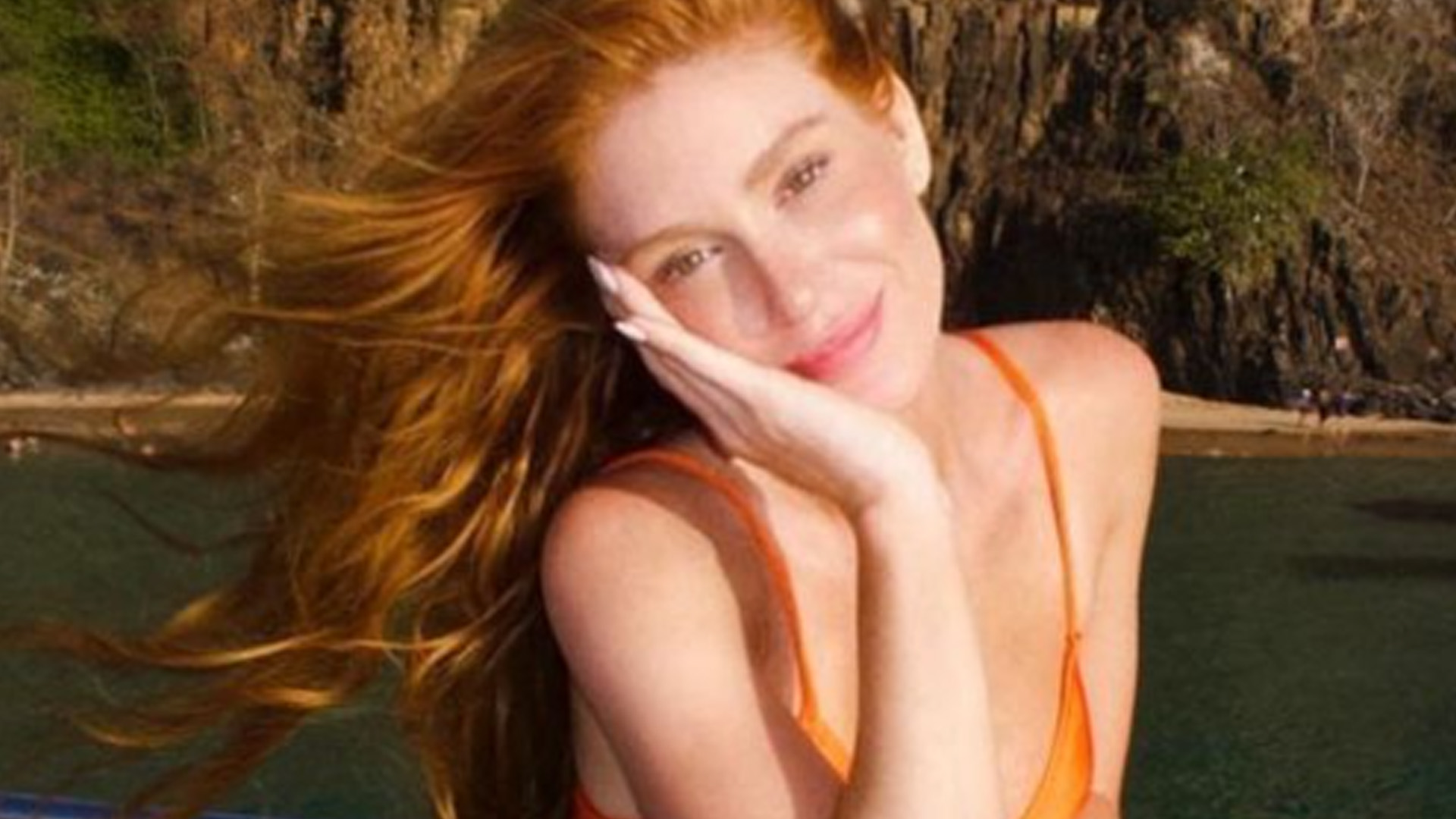 Solteiríssima, Marina Ruy Barbosa marca cinturinha PP de biquíni micro