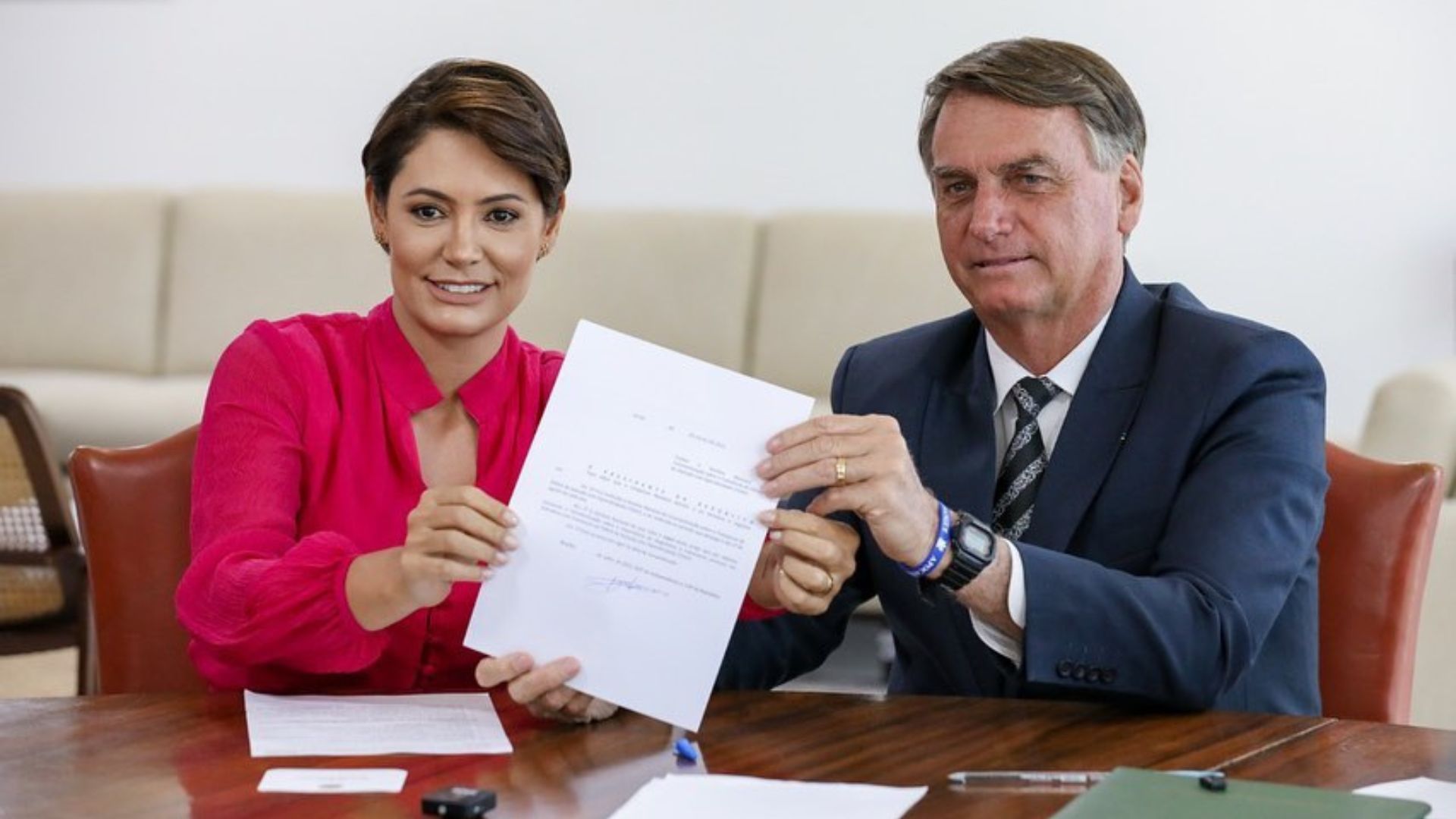 Michelle Bolsonaro publica nota e se despede: “Deixamos registrada”