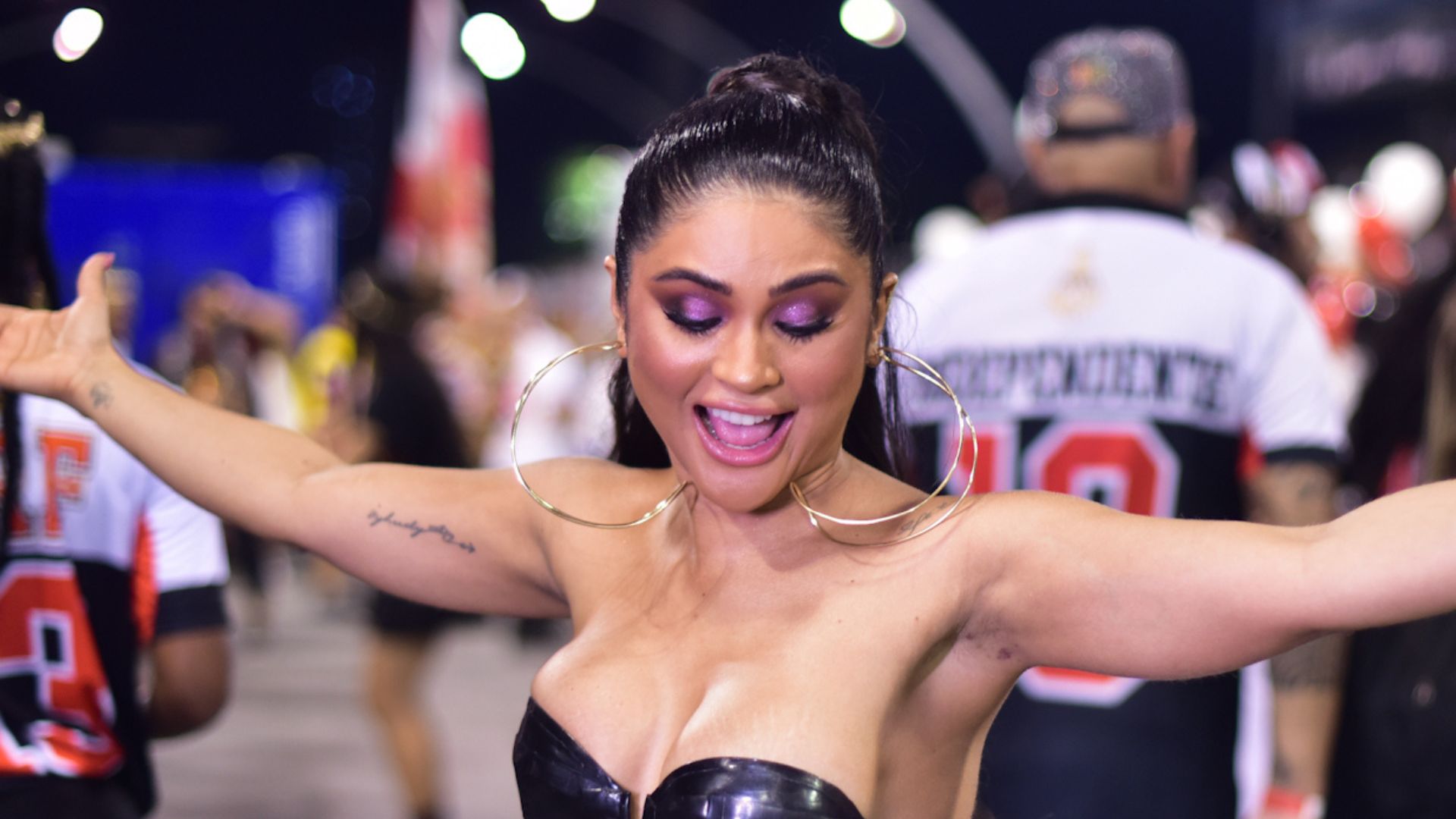Que situação! Mileide Mihaile passa perrengue com look e quase mostra tudo no Sambódromo