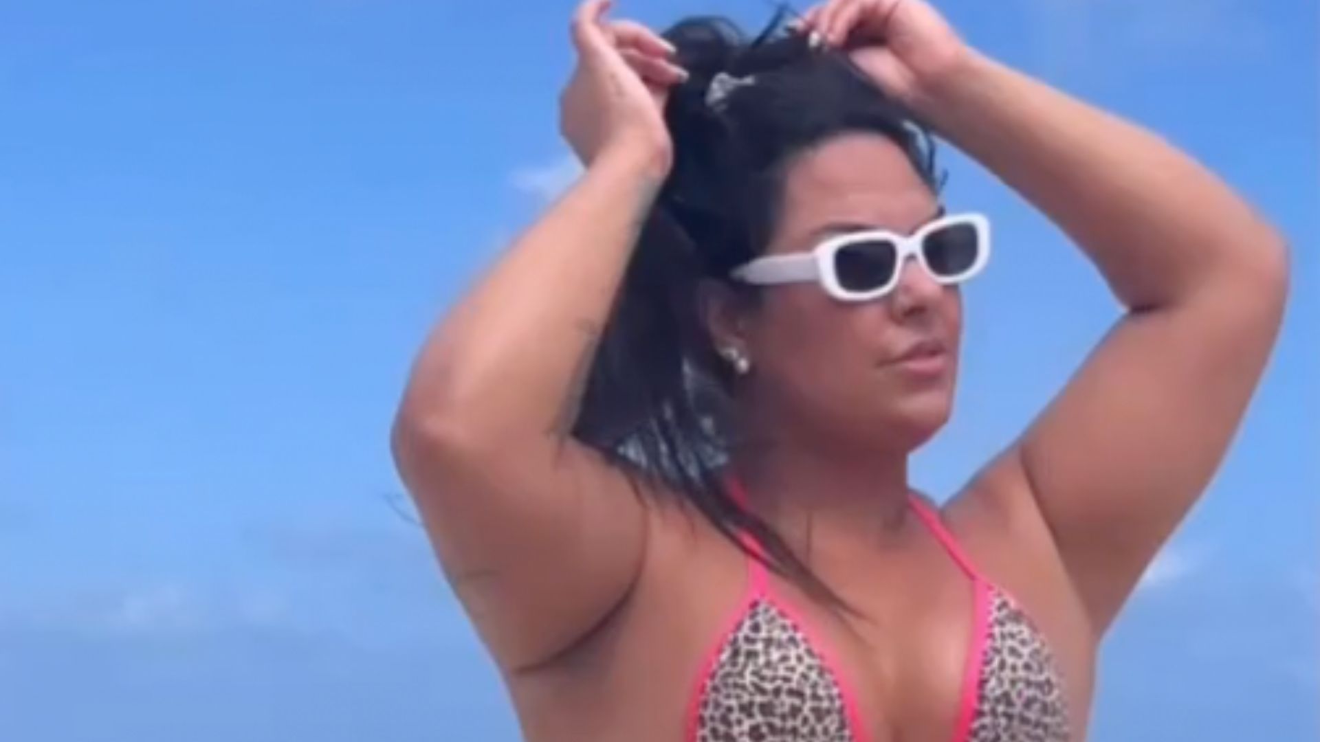Mulher Melancia vai à praia de biquíni fio-dental e impressiona fãs: “Mudou muito”