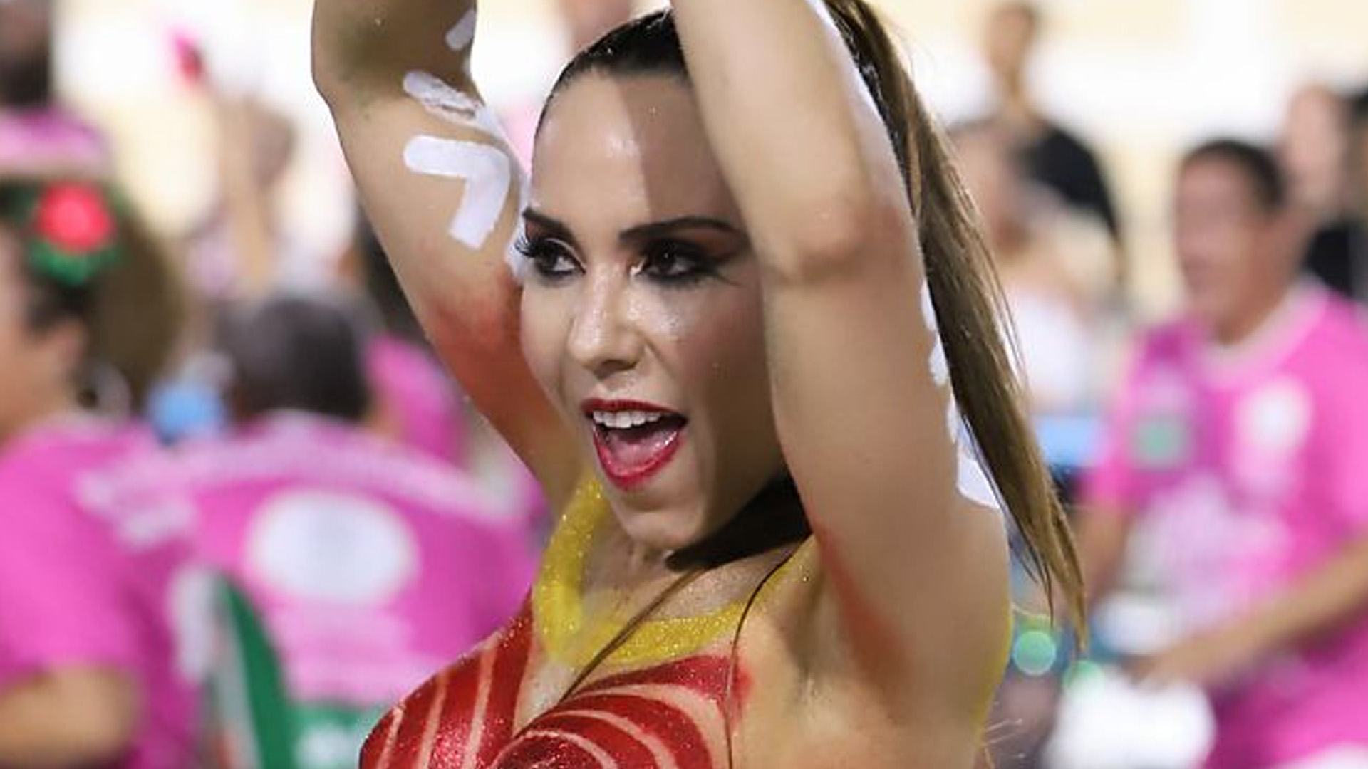 Que fruta é essa? Mulher Melão aparece só de pintura corporal em ensaio de Carnaval