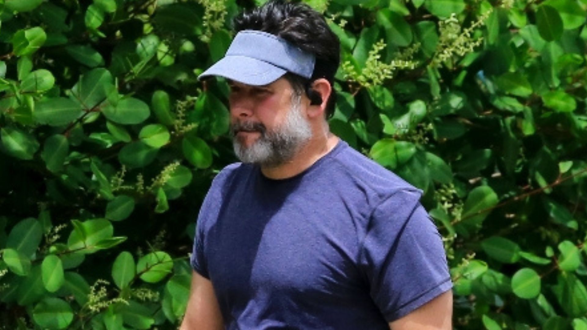 Que homem! Murilo Benício exibe corpo tipo ‘pai de família’ com barriguinha saliente