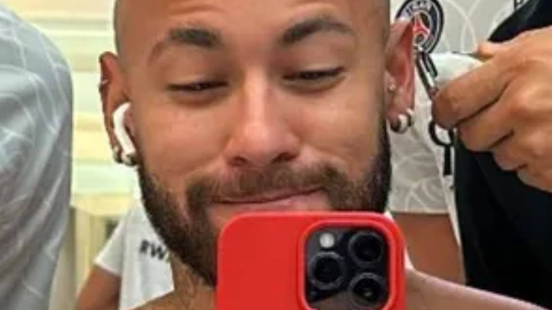 Neymar diferencia e aposta em novo visual para o Campeonato Francês: “Aquela raspada”