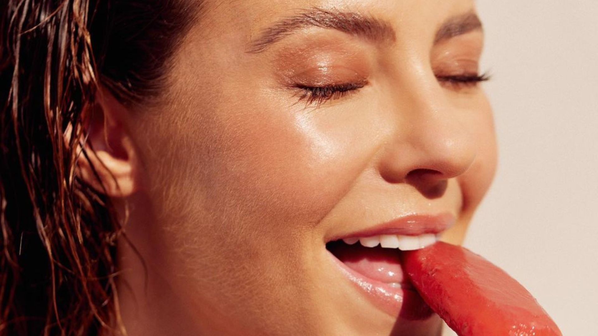 Chama o bombeiro! Paolla Oliveira incendeia a web ao sensualizar com picolé: “Pintou o verão”
