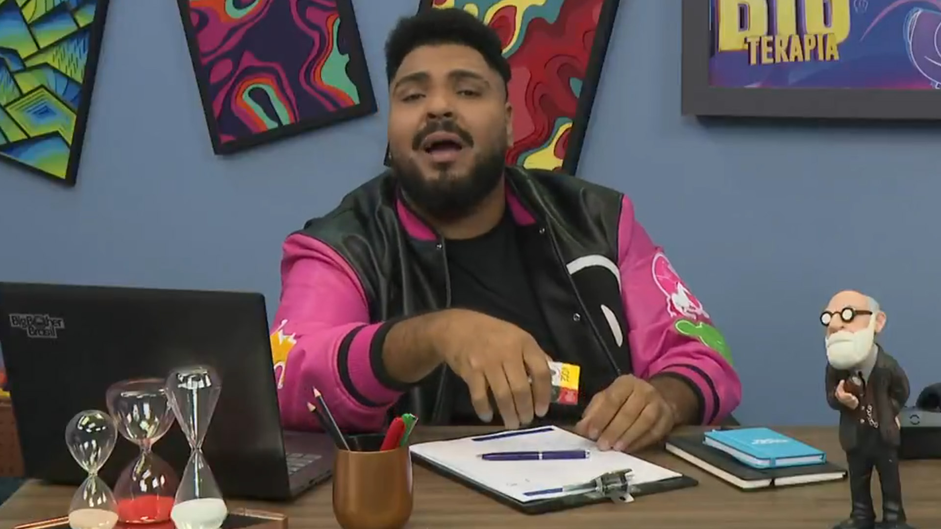 BBB23: Paulo Vieira faz graça com assunto delicado e choca público: “Única que saiu”