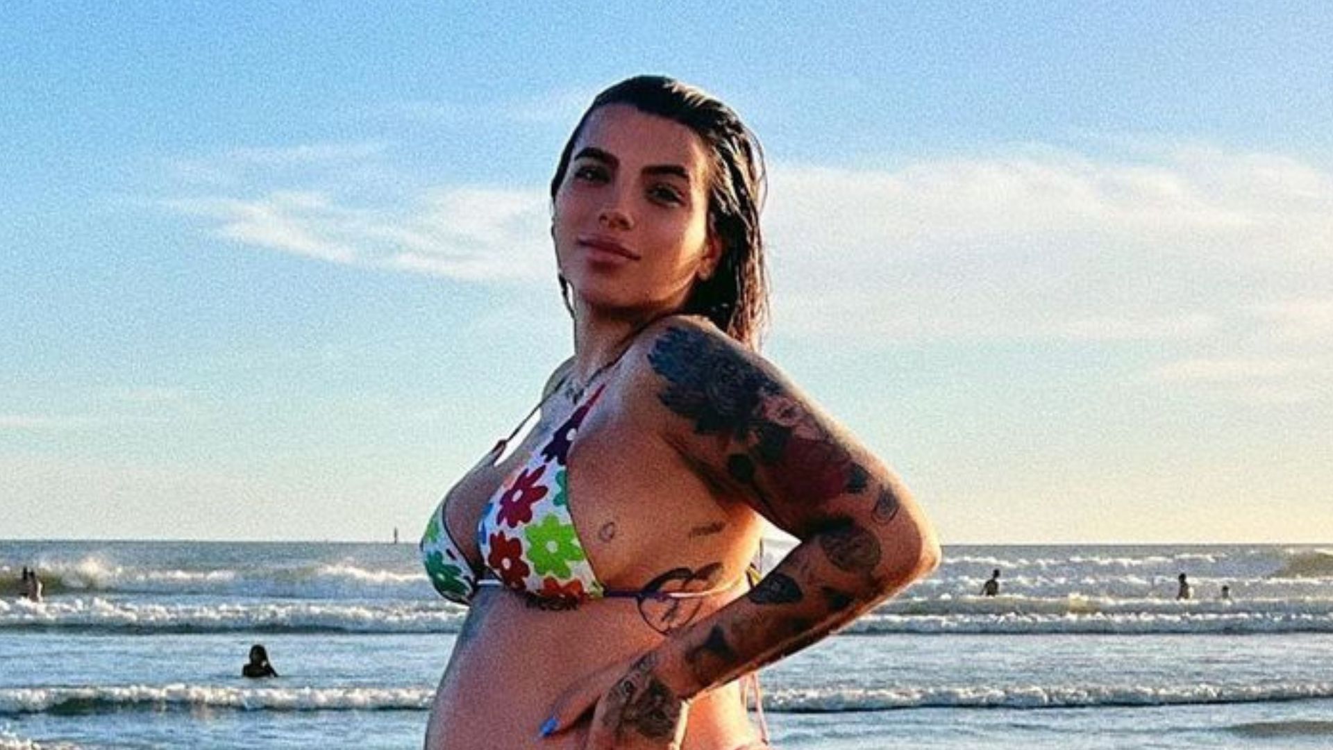 Filha de Maurício Mattar exibe barrigão tatuado no sétimo mês: “Impressionante”