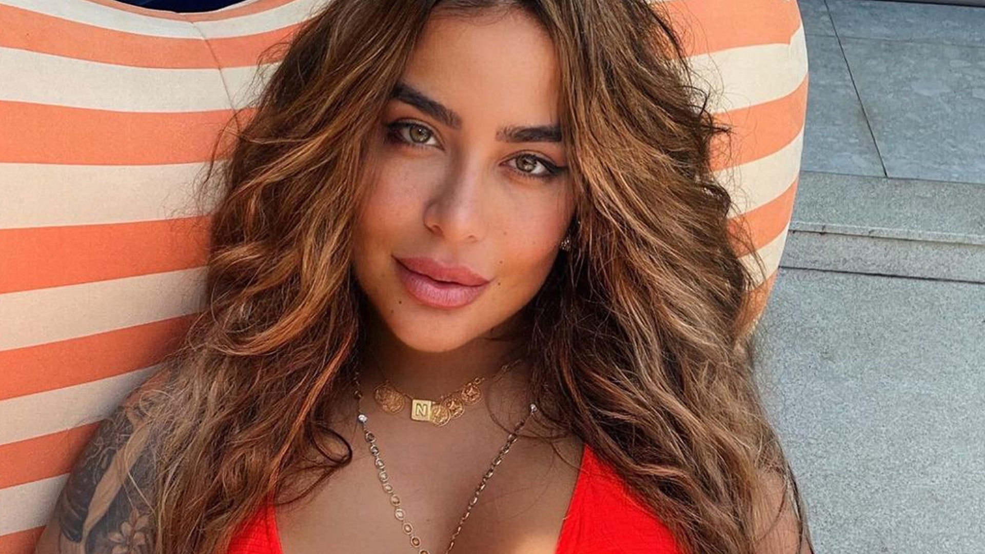 Irmã de Neymar Jr, Rafaella Santos quase estoura biquíni com seios turbinados: “Gata”