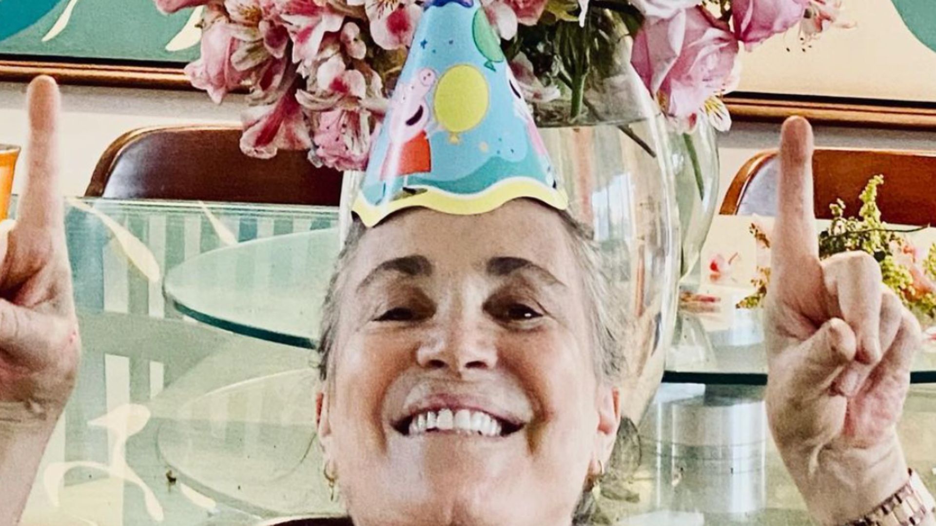 Regina Duarte posa sozinha no aniversário da neta e alfineta parentes: “Nada dura pra sempre”
