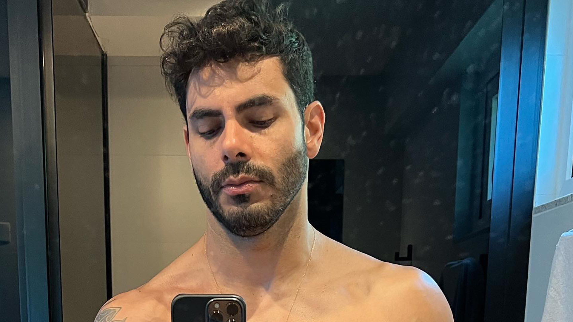 Ex-BBB Rodolffo abaixa bermuda no limite e provoca com virilha à mostra: “Tentação”
