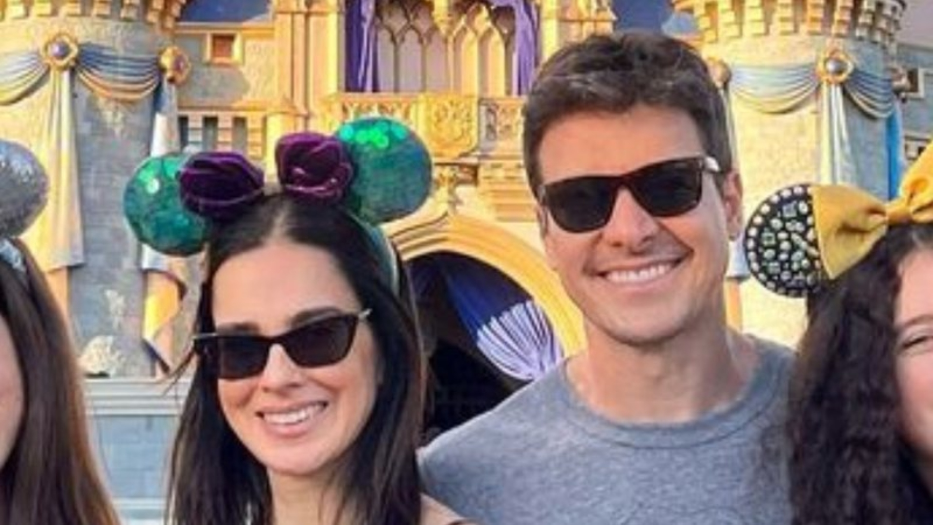 Rodrigo Faro posa com a família e esposa é confundida com as filhas: “Quem é a mãe?”