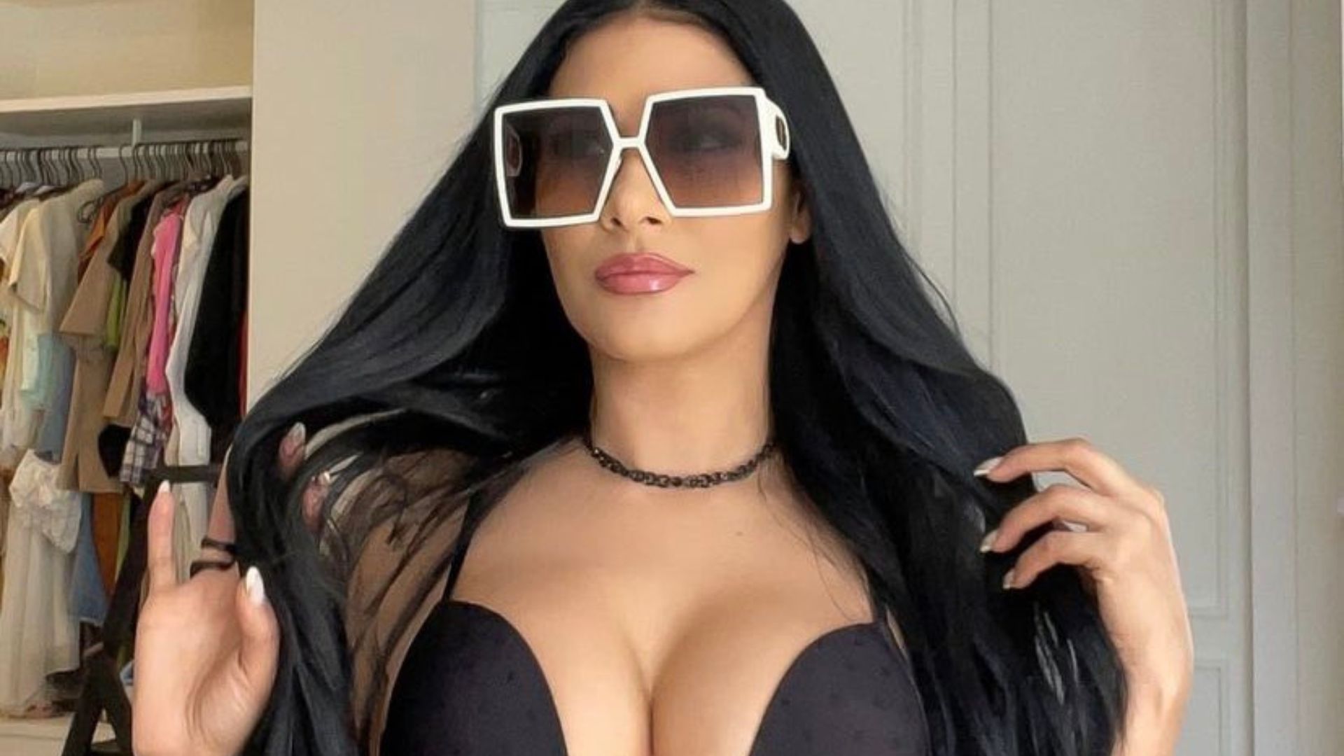 Simaria esconde o capô ao posar com maiô cavado em clique picante: “Perfeita”