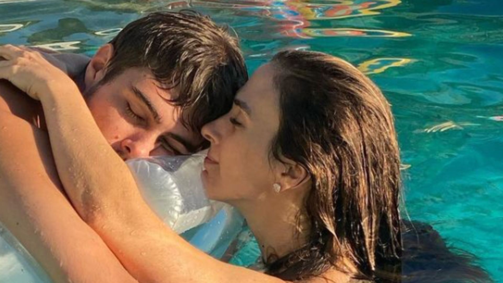 Tatá Werneck mostra fio-dental em foto na piscina e marido censura: “Deus tá vendo”