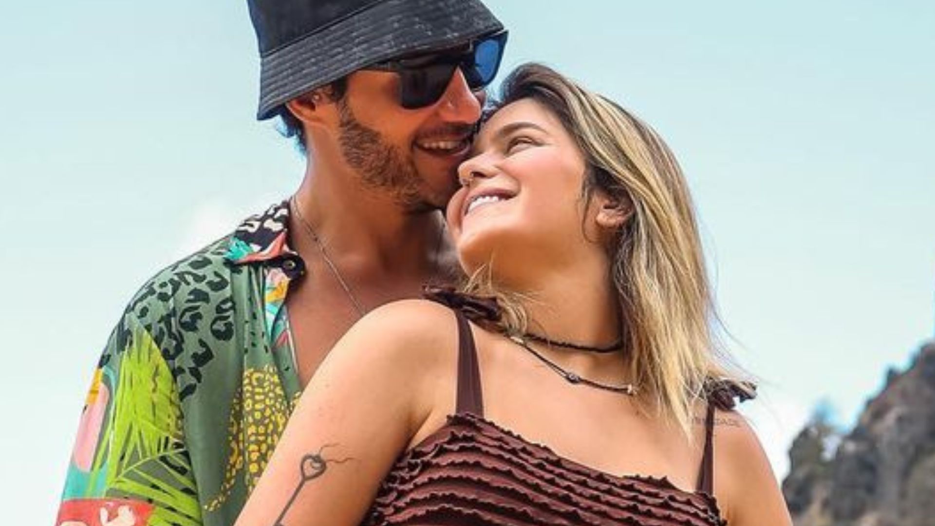 De biquíni, Viih Tube ostenta barrigão apontando em cliques sensuais com Eliezer: “Casalzão”