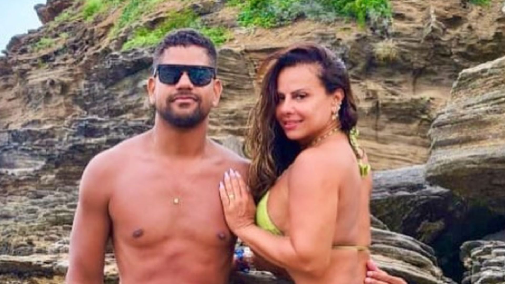Viviane Araújo empina o bumbum em clique de fio-dental com o marido: “Que casal”