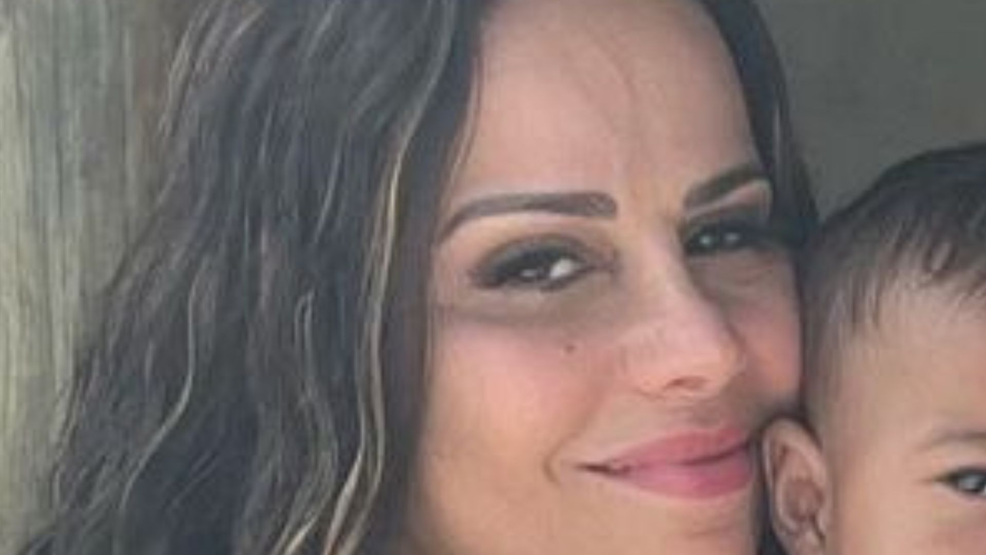 Viviane Araújo surge agarradinha com a família e filho rouba a cena: “Boladão”