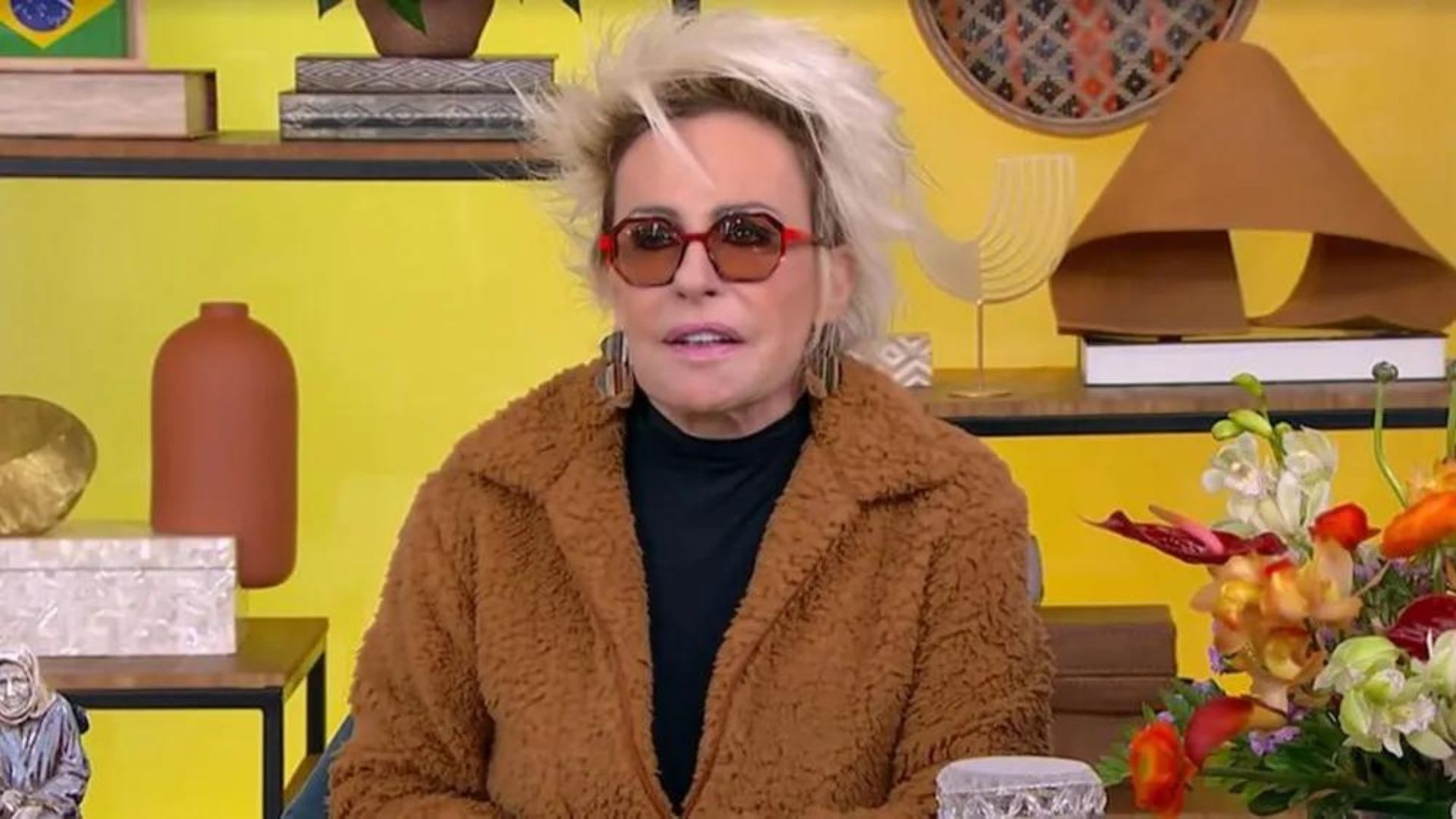 O que rolou? Ana Maria Braga se explica após surgir de óculos escuros no ‘Mais Você’