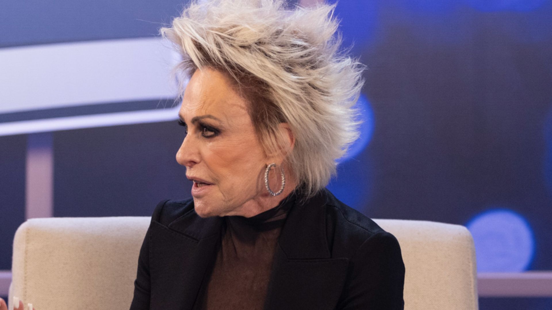 Histórico! Recebida com pompa, Ana Maria Braga surge na Record TV após 24 anos