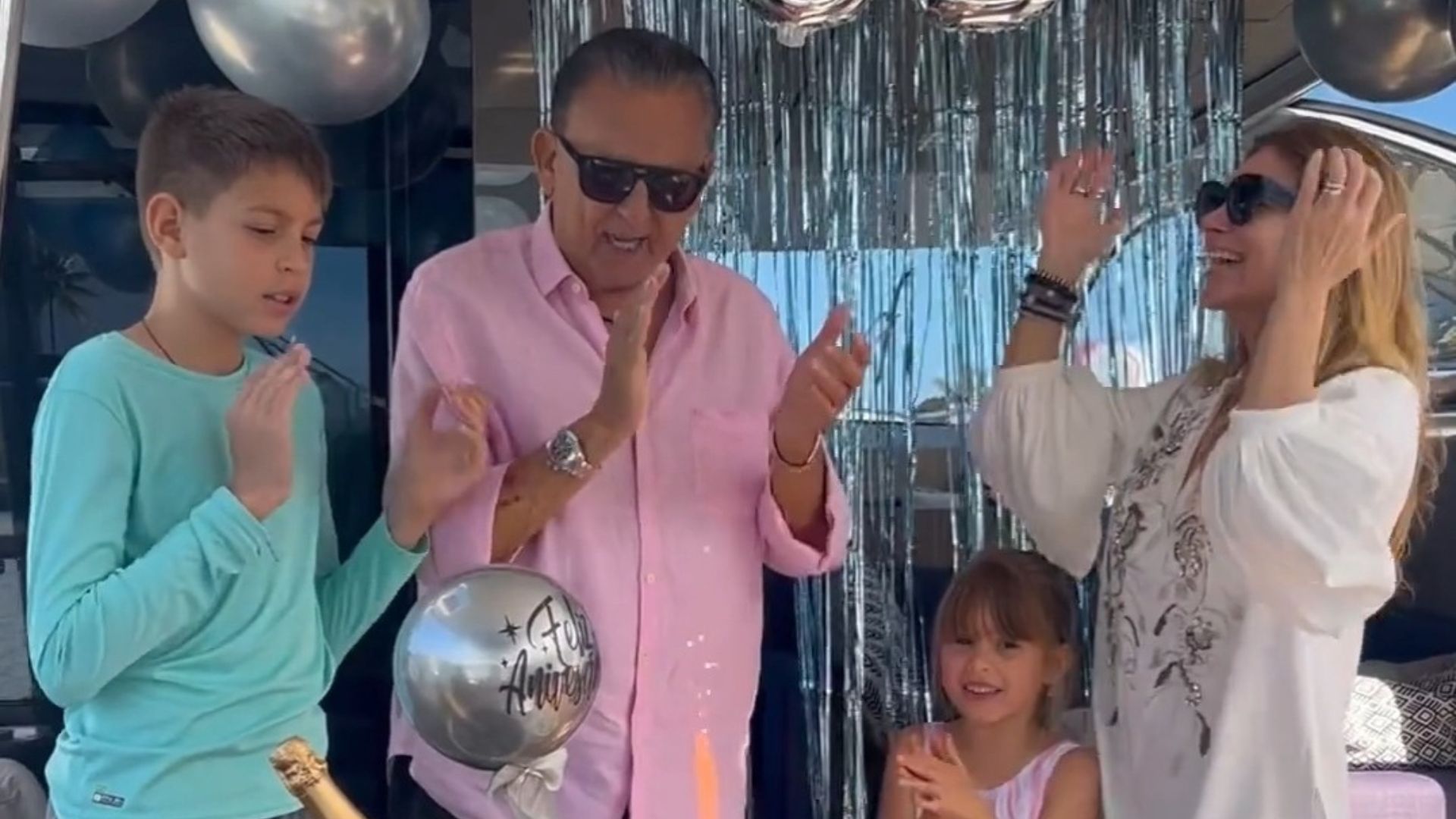Aniversariante do dia, Galvão Bueno se diverte em barco com a família: “Feliz”