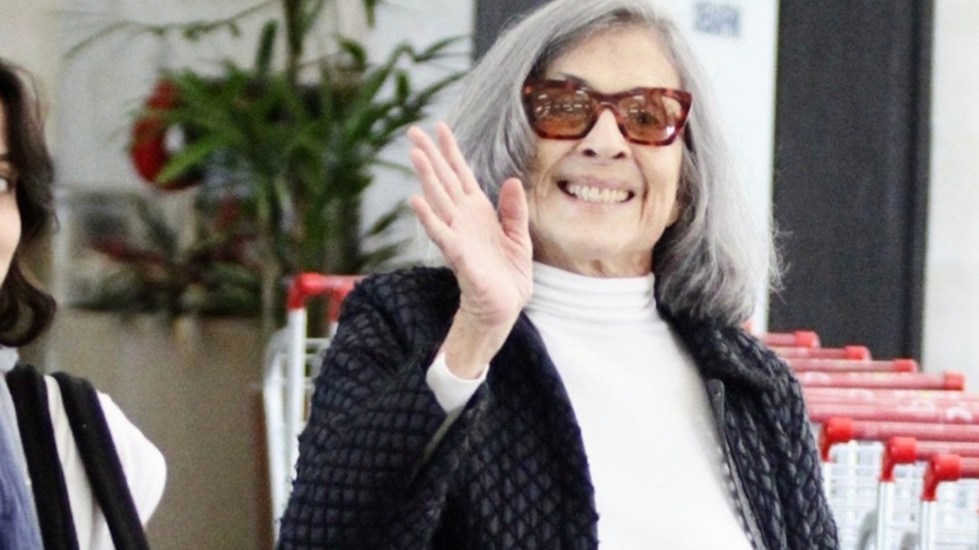São parecidas? Betty Faria faz raríssima aparição com neta mais nova
