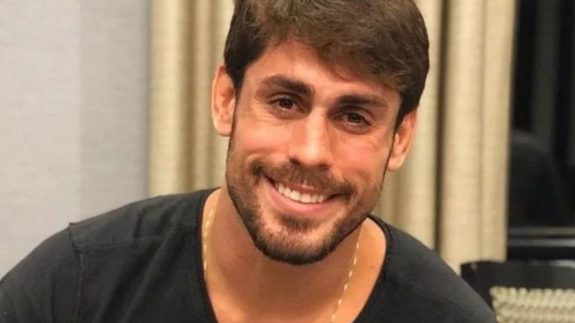 Novo casal? Cara de Sapato é flagrado com ex-BBB e tenta disfarçar