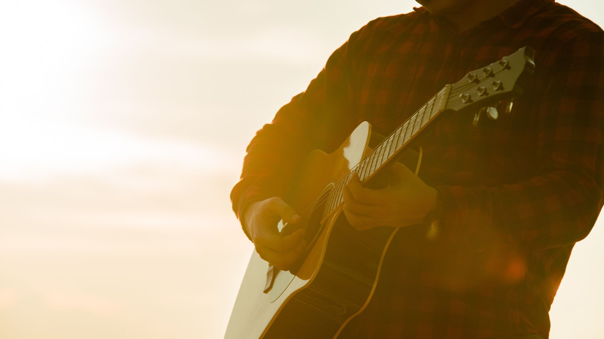 Casado, cantor sertanejo pula a cerca e engravida influenciadora de 22 anos