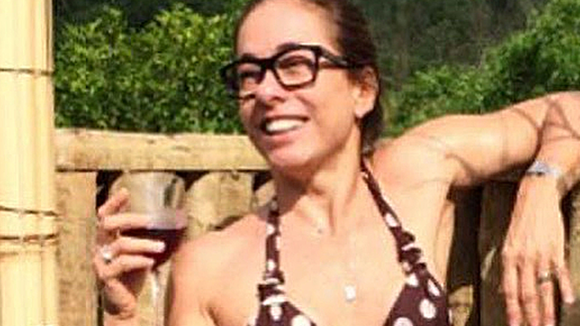 Cissa Guimarães toma sol com biquíni cavado e barriga trincada vira destaque: “Musa”