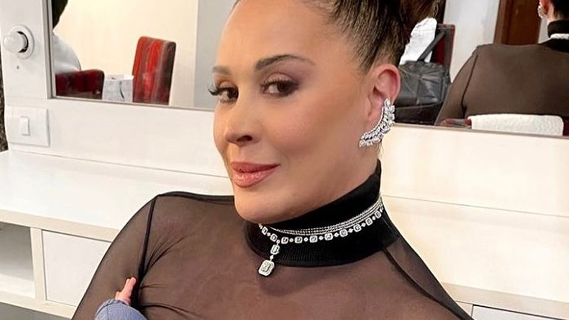 Claudia Raia tira look glamouroso para amamentar Luca e conservadores reclamam: “Pra que?”