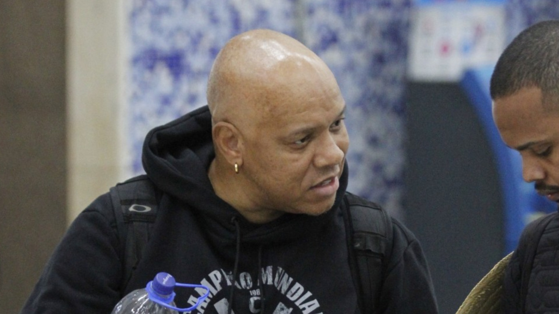 Após superar câncer, Anderson Leonardo é flagrado rodeado por amigos em aeroporto