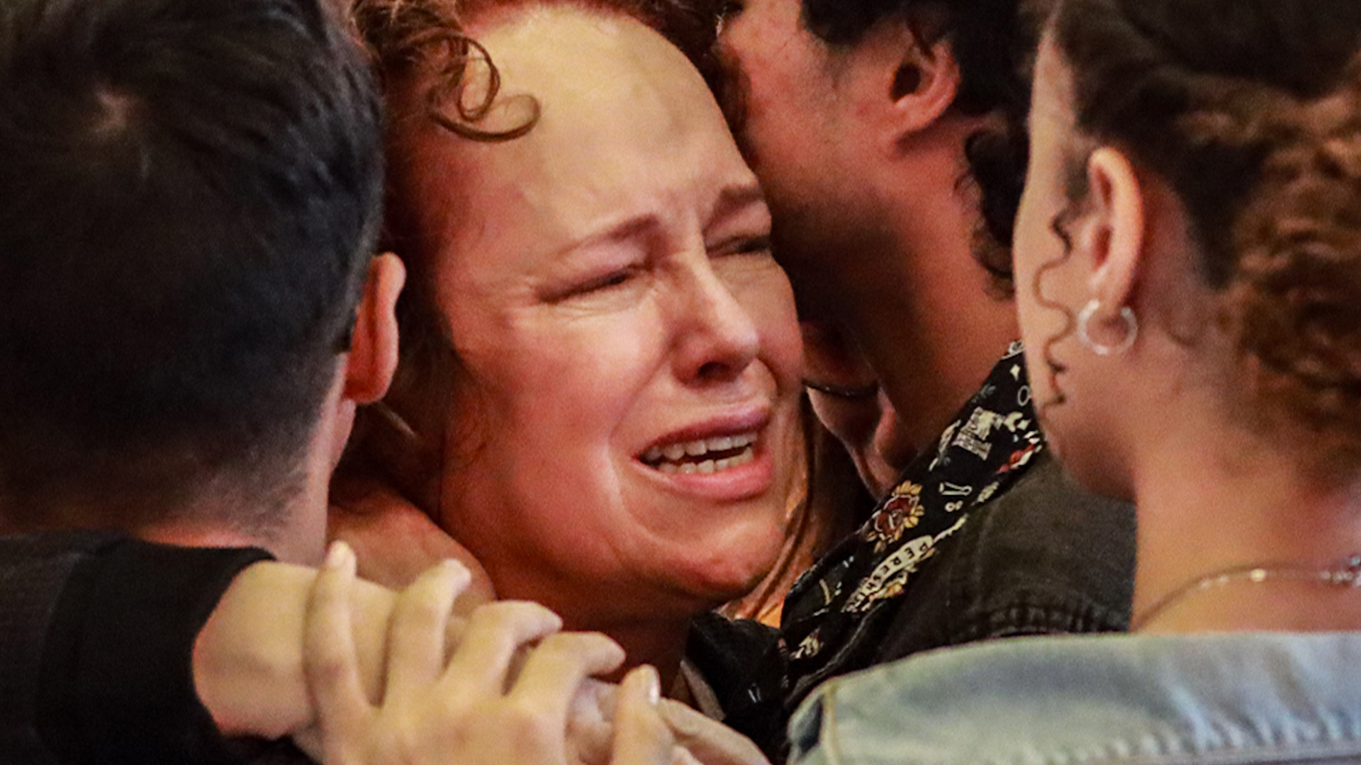 Devastada, viúva de João Donato desaba em lágrimas e recebe apoio no velório