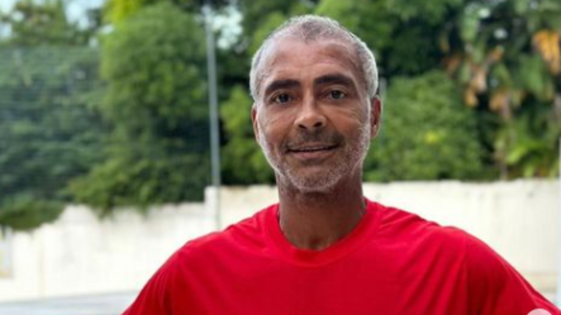Internado, Romário se pronuncia sobre diagnóstico e esclarece tratamento: “Estarei 100%”