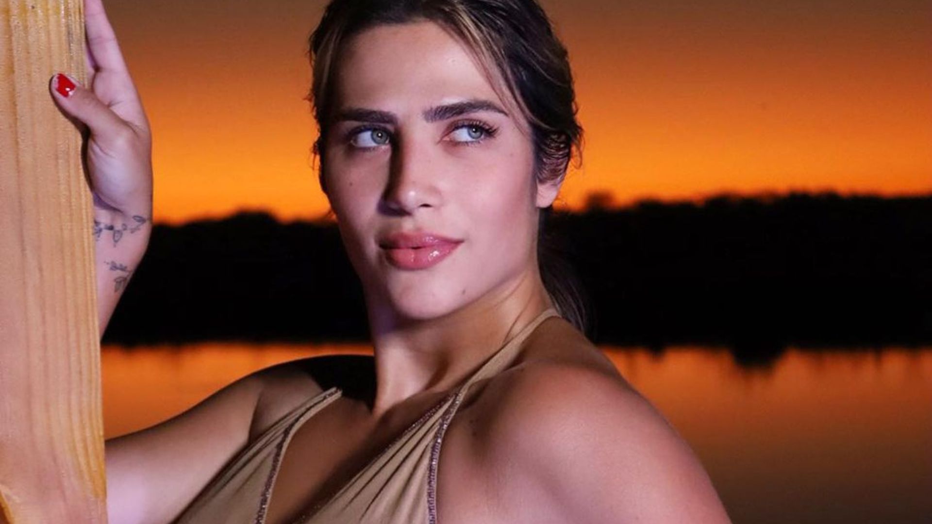 Filha de Leonardo exibe tatuagem em local indiscreto ao posar de vestidinho: “Espetáculo”