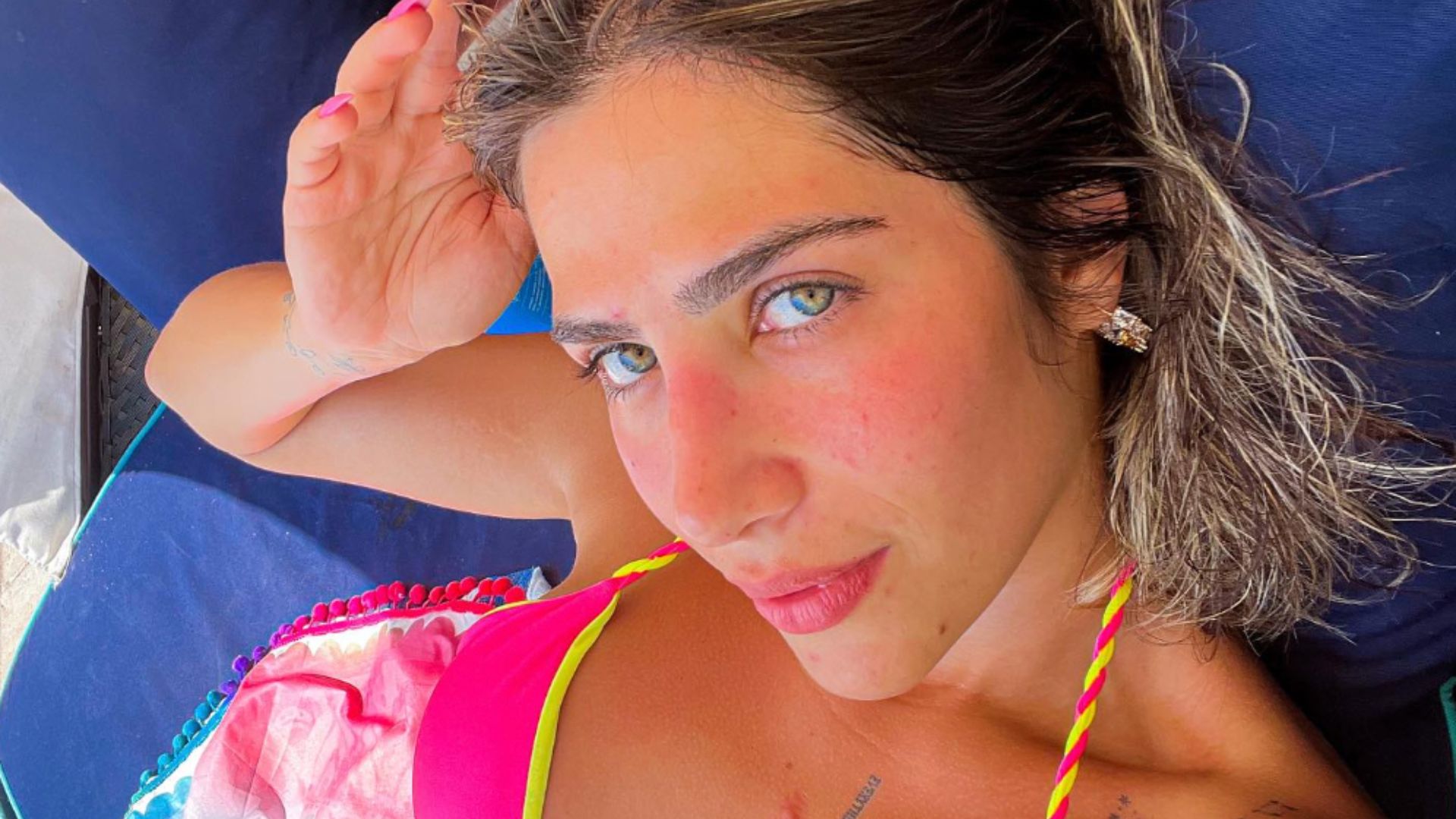 De biquíni, filha de Leonardo exibe tatuagem ao lado de cicatriz marcante: “Sinto falta”