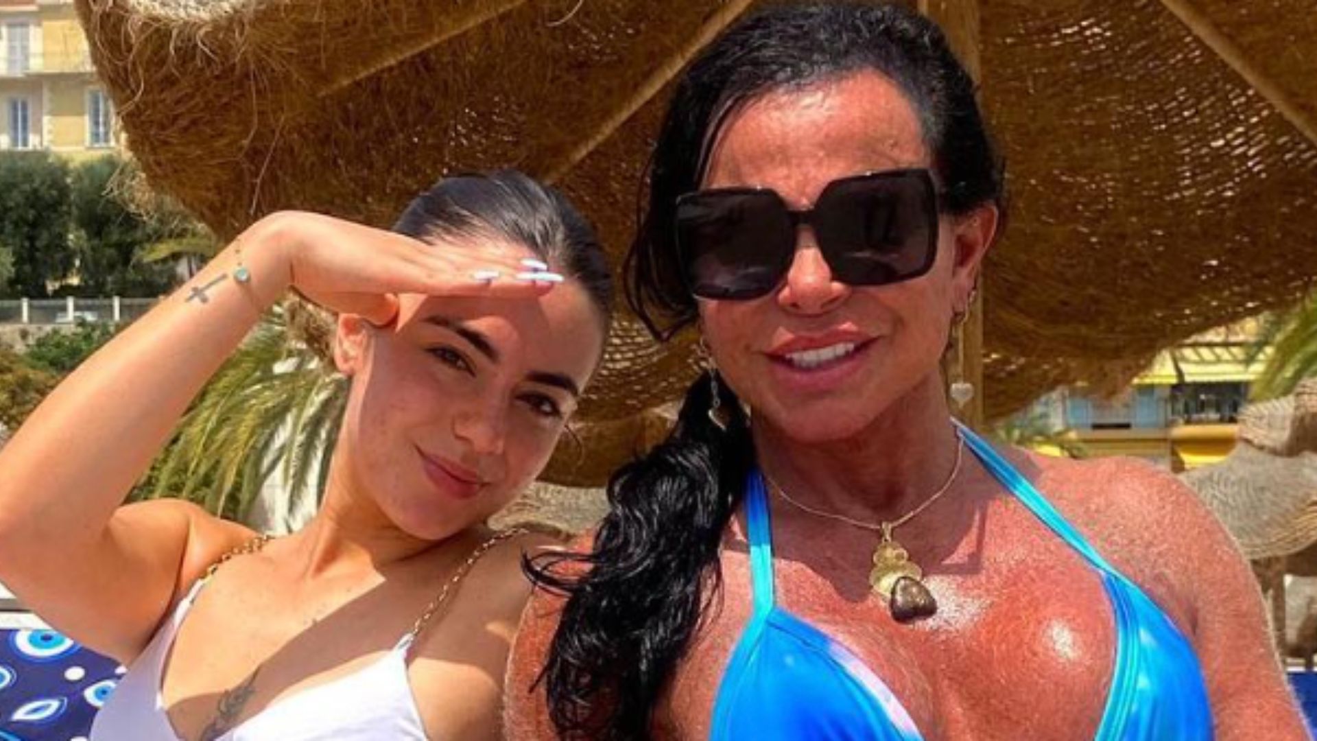 Gretchen posa de biquíni com a filha gata em clique quente: “Pegava as duas”