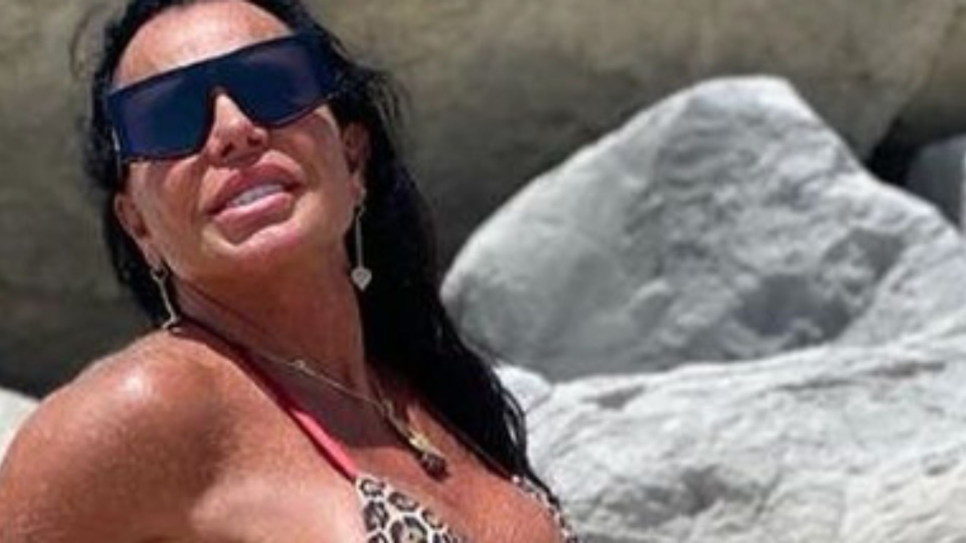 Gretchen posa na praia ao natural e desafia fãs: “Podem dar zoom”