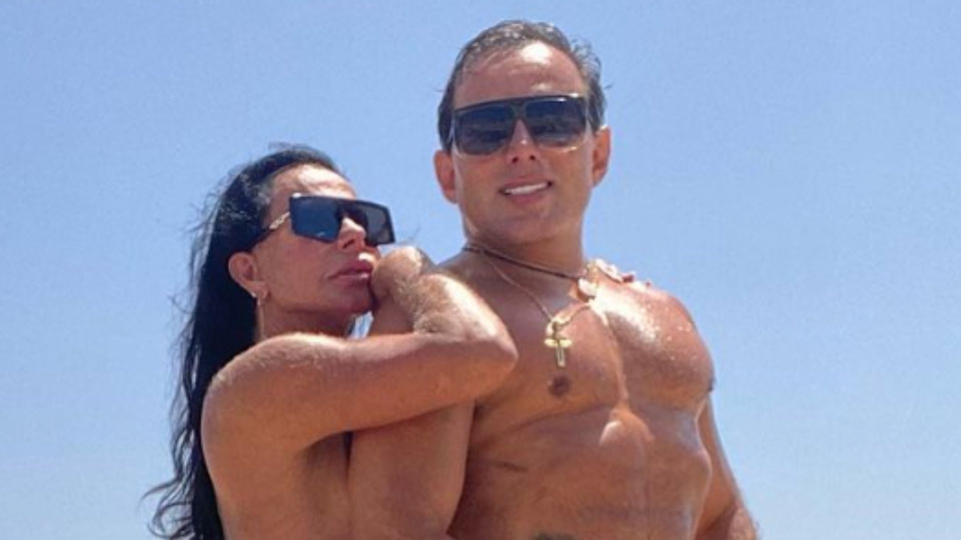Recauchutada, Gretchen posa na praia e agradece aos médicos: “Resultado tá aí”