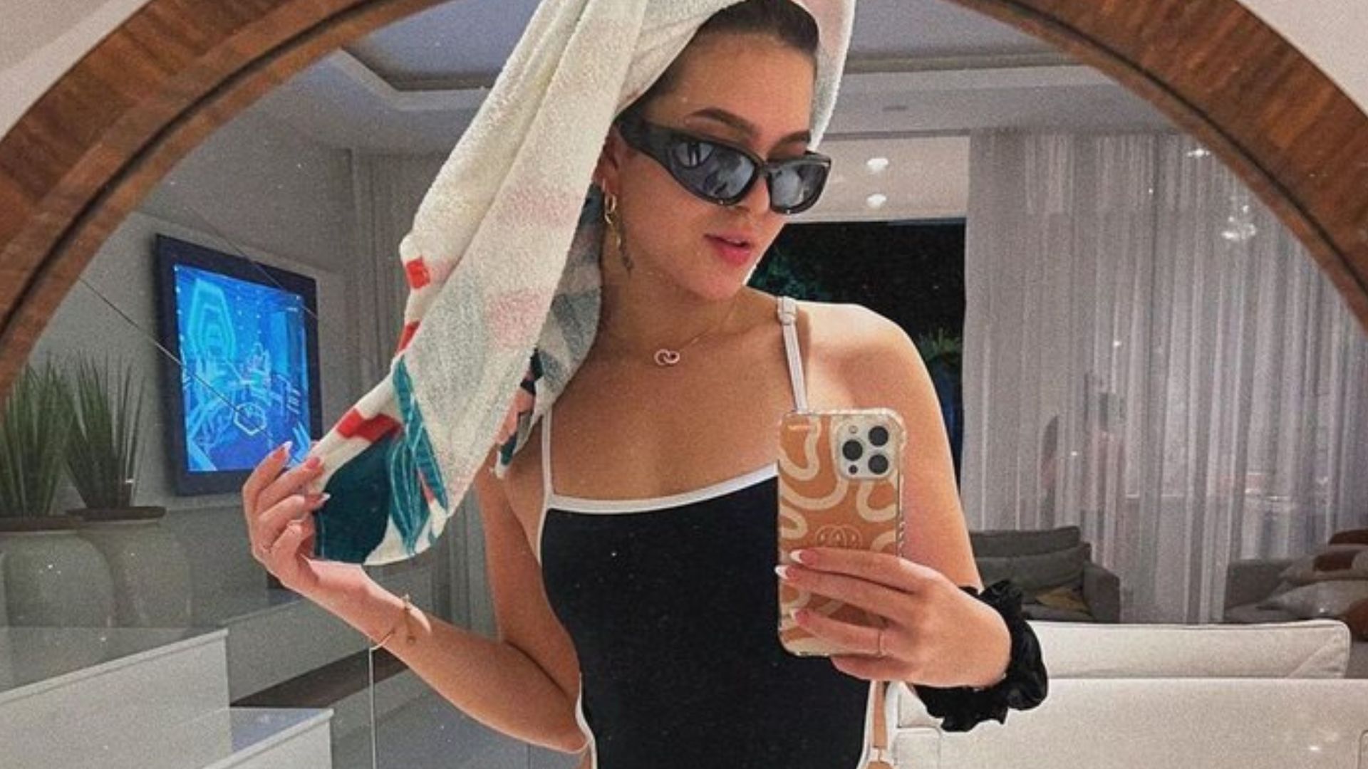 Mel Maia choca ao expor tatuagem secreta em cliques após o banho: “Extraordinária”