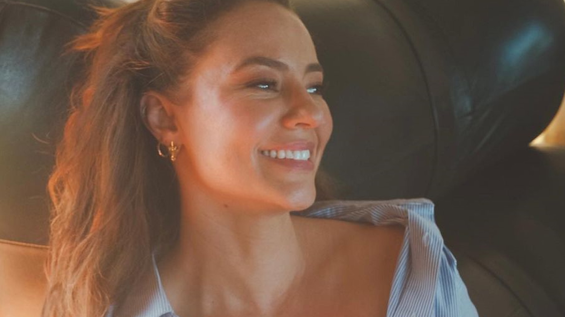 Sem nada por baixo, Paolla Oliveira deixa camisa aberta e sensualiza: “Agora desandou”