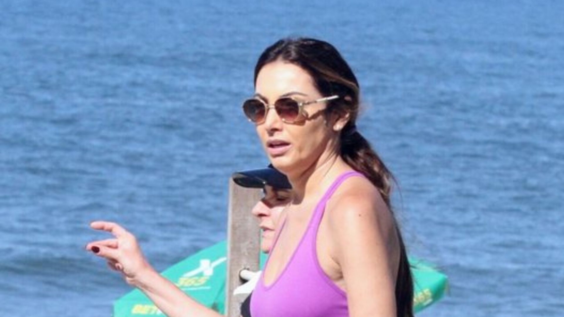 Chamou atenção! Patrícia Poeta é flagrada com look vibrante durante caminhada na orla