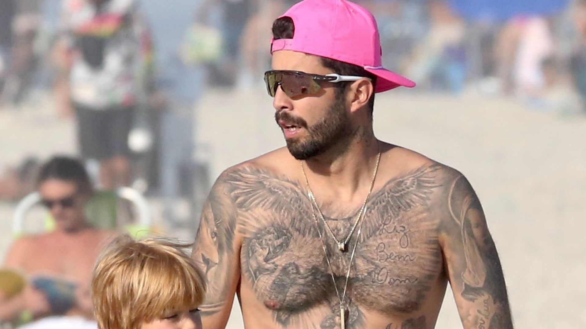 O que rolou? Pedro Scooby surge só com os filhos homens em flagras na praia
