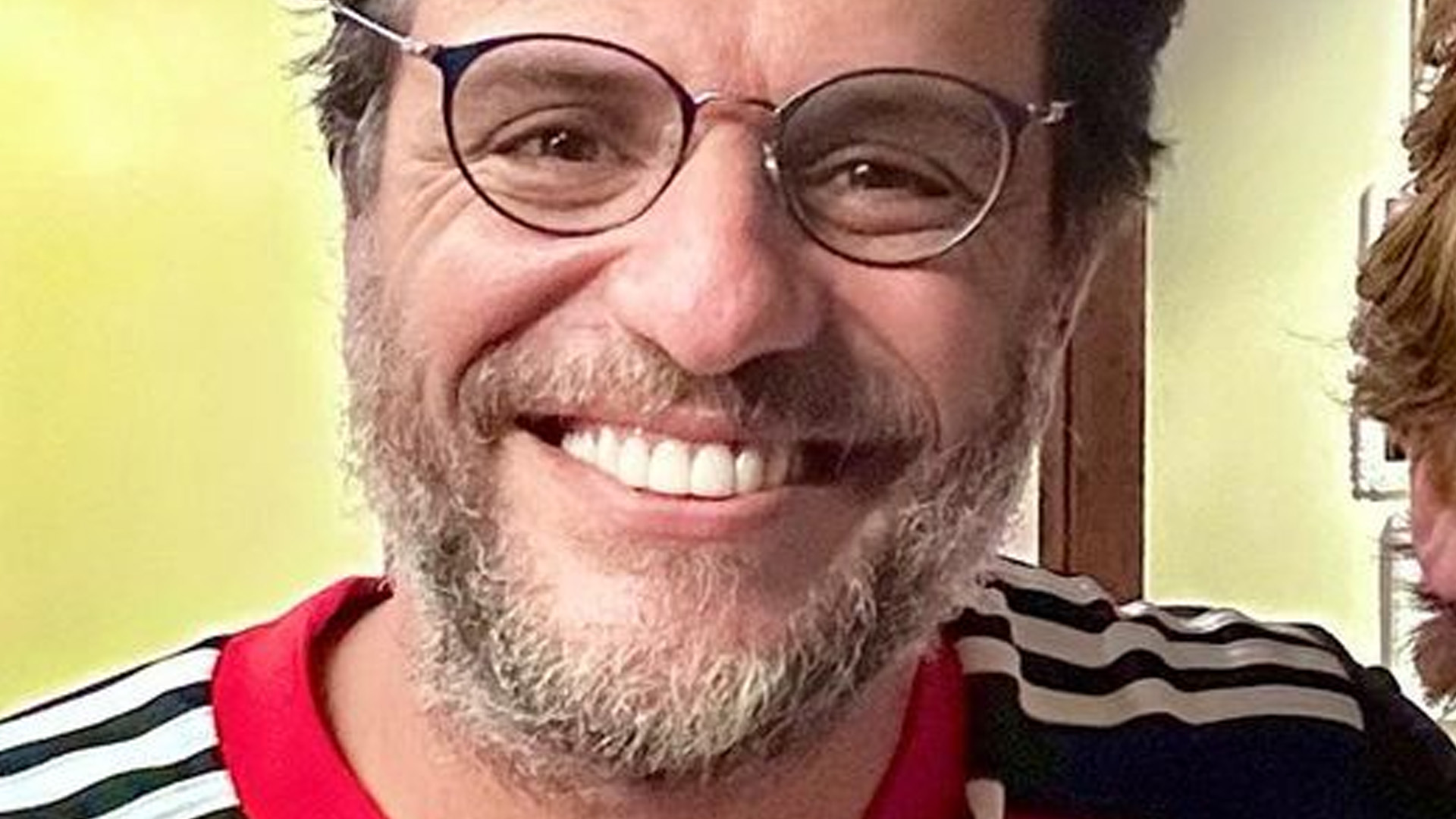 É ruivo! Rodrigo Lombardi faz rara aparição com filho de 16 anos: “Lindão”