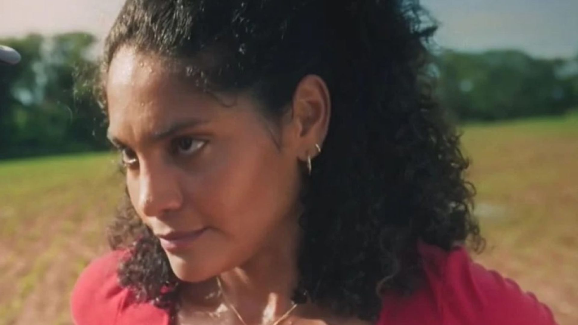 Terra e Paixão: Aline descobre caso bombástico e chantageia: “Seu marido não vai gostar”