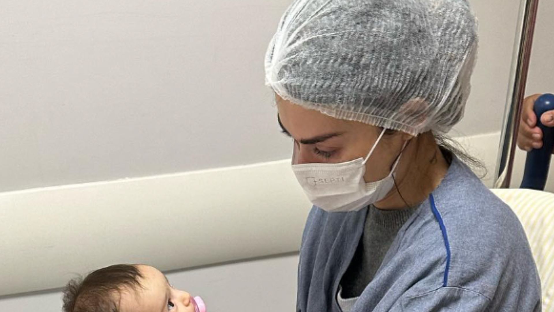 Thaila Ayala se despede da filha no centro cirúrgico: “Sem saber se ela voltaria”