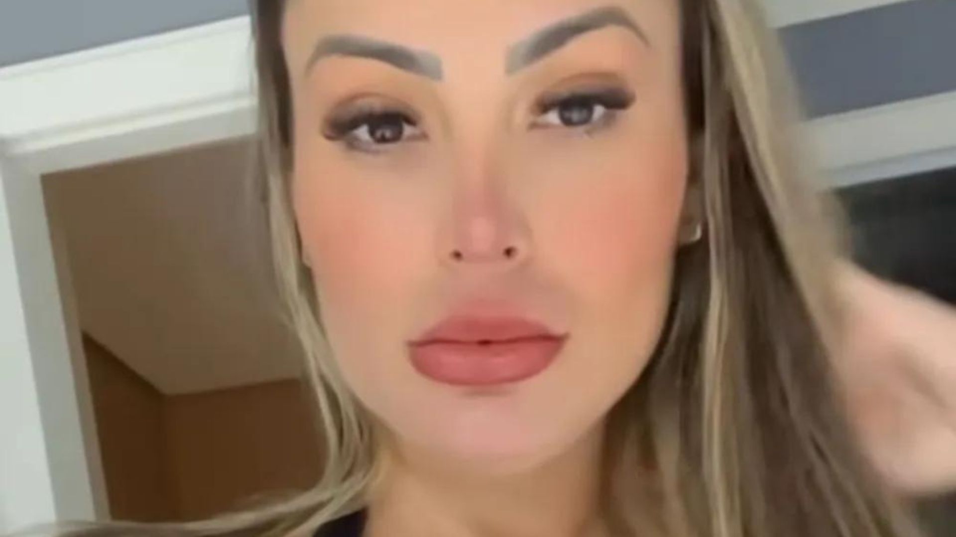 Andressa Urach grava vídeo com urina após pedido dos fãs e comemora: “Sucesso”