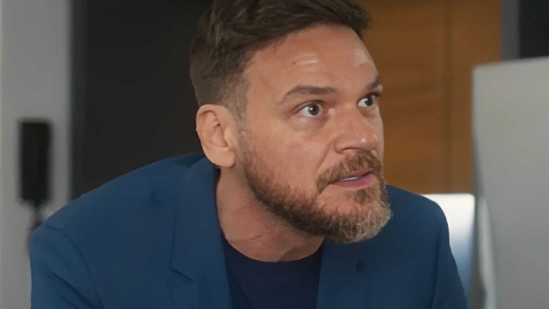 Vai na Fé: Ameaçado, Theo entrega vida do filho para polícia: “Não negocio!”