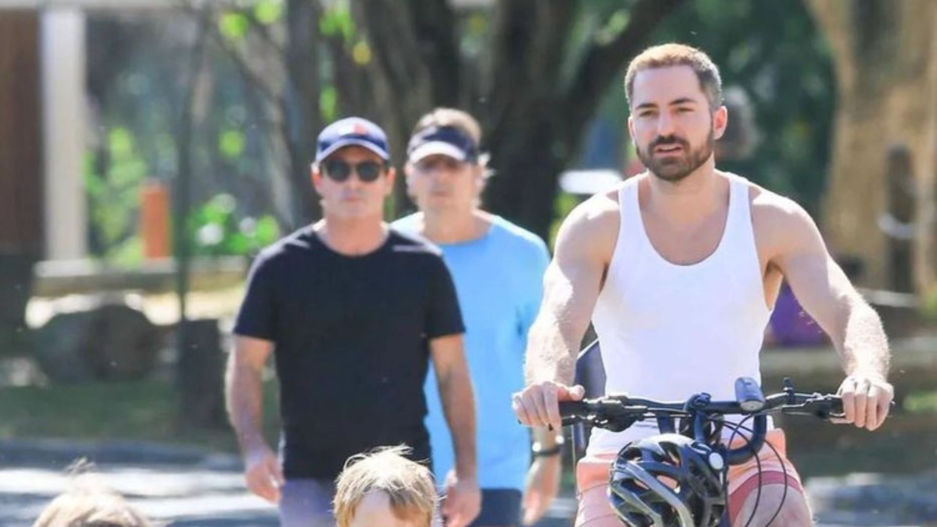 Eles cresceram! Viúvo de Paulo Gustavo é flagrado em passeio com os filhos