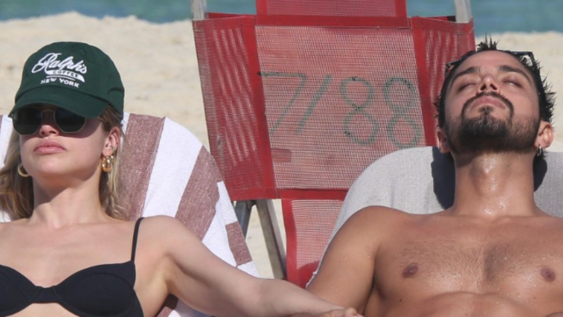 De mãos dadas, Rodrigo Simas e Agatha Moreira vão à praia e exibem corpos perfeitos