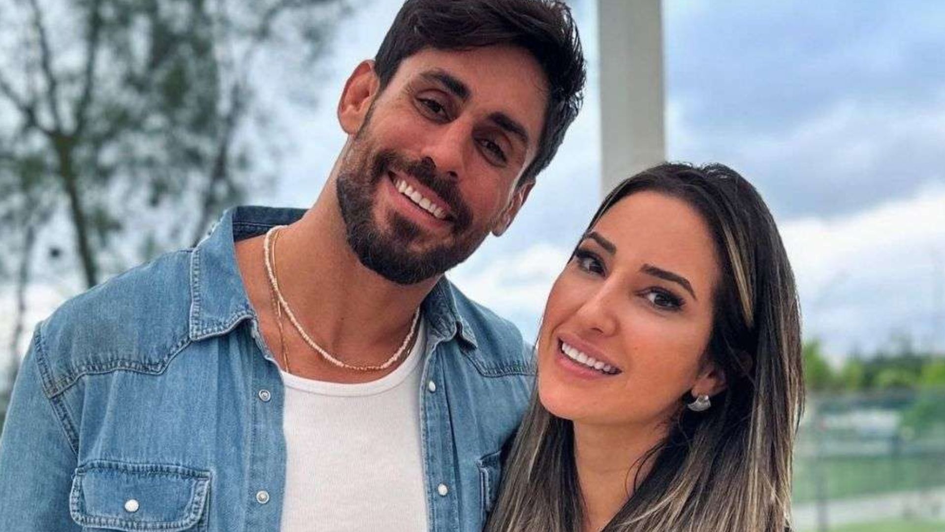 Viagem romântica? Amanda e Cara de Sapato são flagrados no aeroporto e dividem opiniões